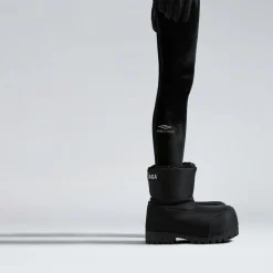 Women's Alaska Low Boot in Black